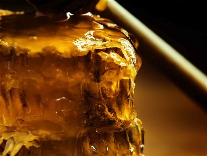 Symbol der Sinnlichkeit: triefender Honig direkt aus den Waben.