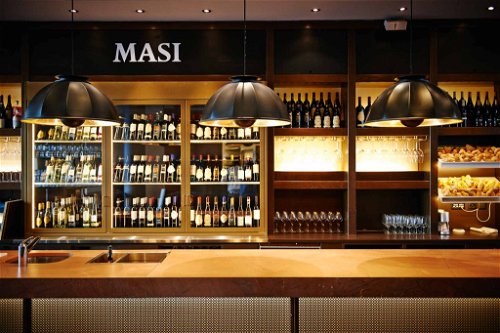 Edles Interieur trifft auf kraftvolle Weine: Die «Masi Wein Bar» in Zürich ist die einzige ihrer Art weltweit.