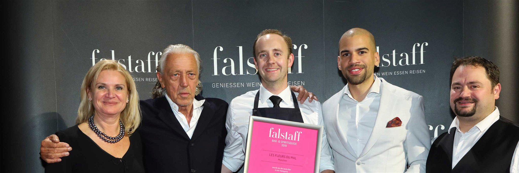 Falstaff-Geschäftsführerin Elisabeth Kamper gratulierte Charles Schumann (2. v. li) und seinem Team zur Auszeichnung.