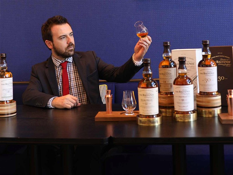 Damien Anglada mit erlesenen Whiskys aus mehreren Jahrzehnten