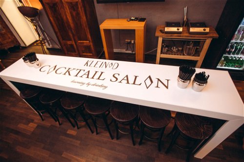 Mit dem »Cocktail Salon« will hat man die Idee des Kochsalons, wie erbeispielsweise von den Gebrüdern Wrenkh im 1. Bezirk betrieben wird, auf das Thema Bar und Cocktails umlegen und weiterentwickeln.