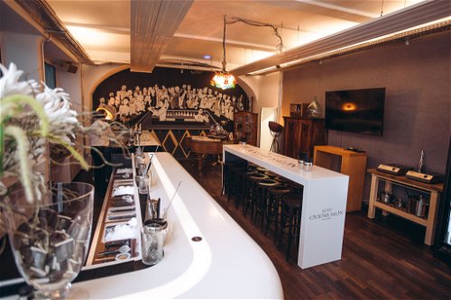 Im hinteren Bereich des »Cocktail Salons« sind »Kleinod«-Stammgäste und Schlüsselfiguren des Teams im Wandgemälde mit Suchbild-Charakter verewigt. 