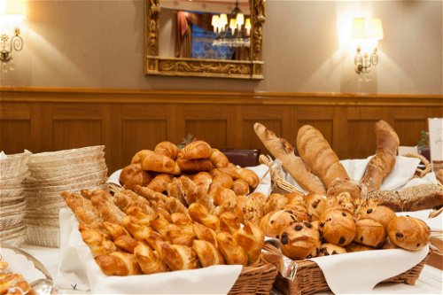 Die Bäckerei des «Suvretta House» sorgt vom frischem Brot über Gebäck bis hin zu Butterzöpfen und Gipfeli für reichhaltige Frühstücksleckereien. 