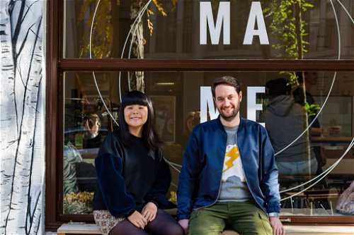 Emi Fukahori mit Mathieu Theis vor ihrem Café «Mame».