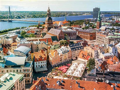 Ein Blick über die prachtvolle Altstadt Rigas voller Cafés, Restaurants, Shops und Wahrzeichen wie Dom und Schloss.
