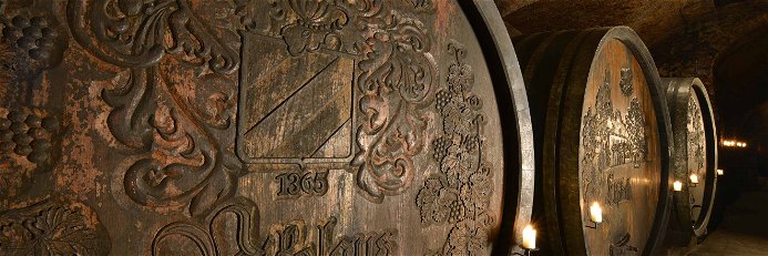 Das traditionelle große Holzfass – hier im Keller des Weinguts Nikolaihof – ist das ideale Gefäß für die lange Reifung.