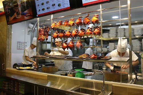 Der mit einem Michelin-Stern prämierte Food Stall im Chinatown Complex: das »Hong Kong Soya Sauce Chicken Rice &amp; Noodle« in einem der weltberühmten Hawker Centers.