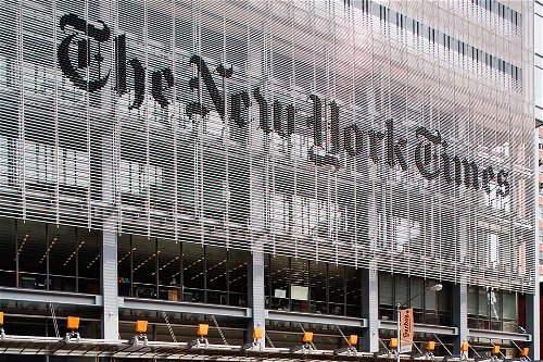 Der legendäre Schriftzug der «NY Times» prangt seit 2007 am Office Tower in der Eighth Avenue. Sherton schrieb ihre Kritiken noch in der Redaktion in der 229 West 43rd.
