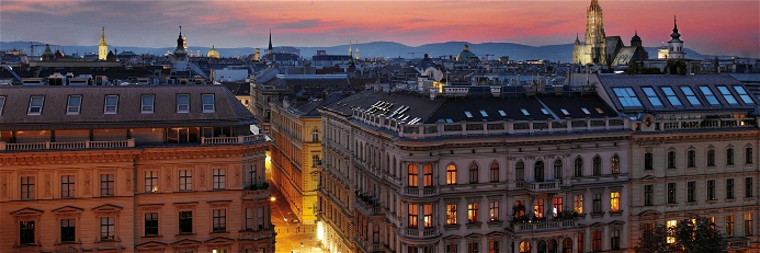 Das&nbsp;»The Ritz-Carlton, Vienna« und die nächtliche Skyline der Donaumetropole.