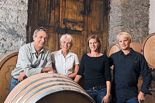 Das Weingut Schwarzenbach: Stikel, Cécile, Marilen und Alain in ihrem Fasskeller.