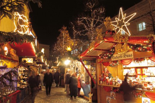 Weihnachtsmarkt BaselMit mehr als hundert grossen Tannen, stimmungsvollen Strassenbeleuchtungen und den vorweihnachtlich geschmückten Häusern zählt Basel zu den schönsten weihnächtlichen Innenstädten Europas.