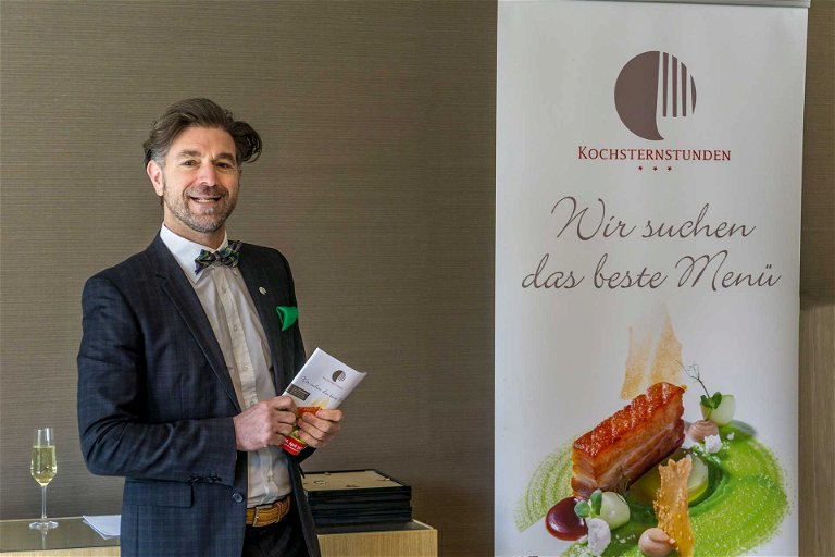 Clemens Lutz präsentiert das Programm für die Kochsternstunden 2019.