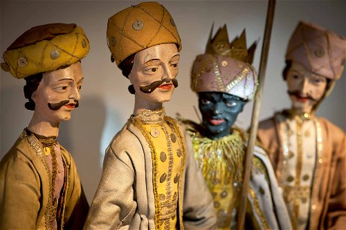 Krippe mit handgeschnitzten Figuren aus Tirol im Stille-Nacht-Museum in Arnsdorf.