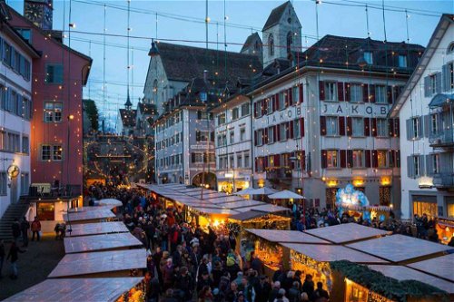 Christkindlimärt RapperswilDer Weihnachtsmarkt Rapperswil gehört mit seiner geschmückten mittelalterlichen Altstadt mittlerweile zu den fünf grössten Märkten in der Schweiz.