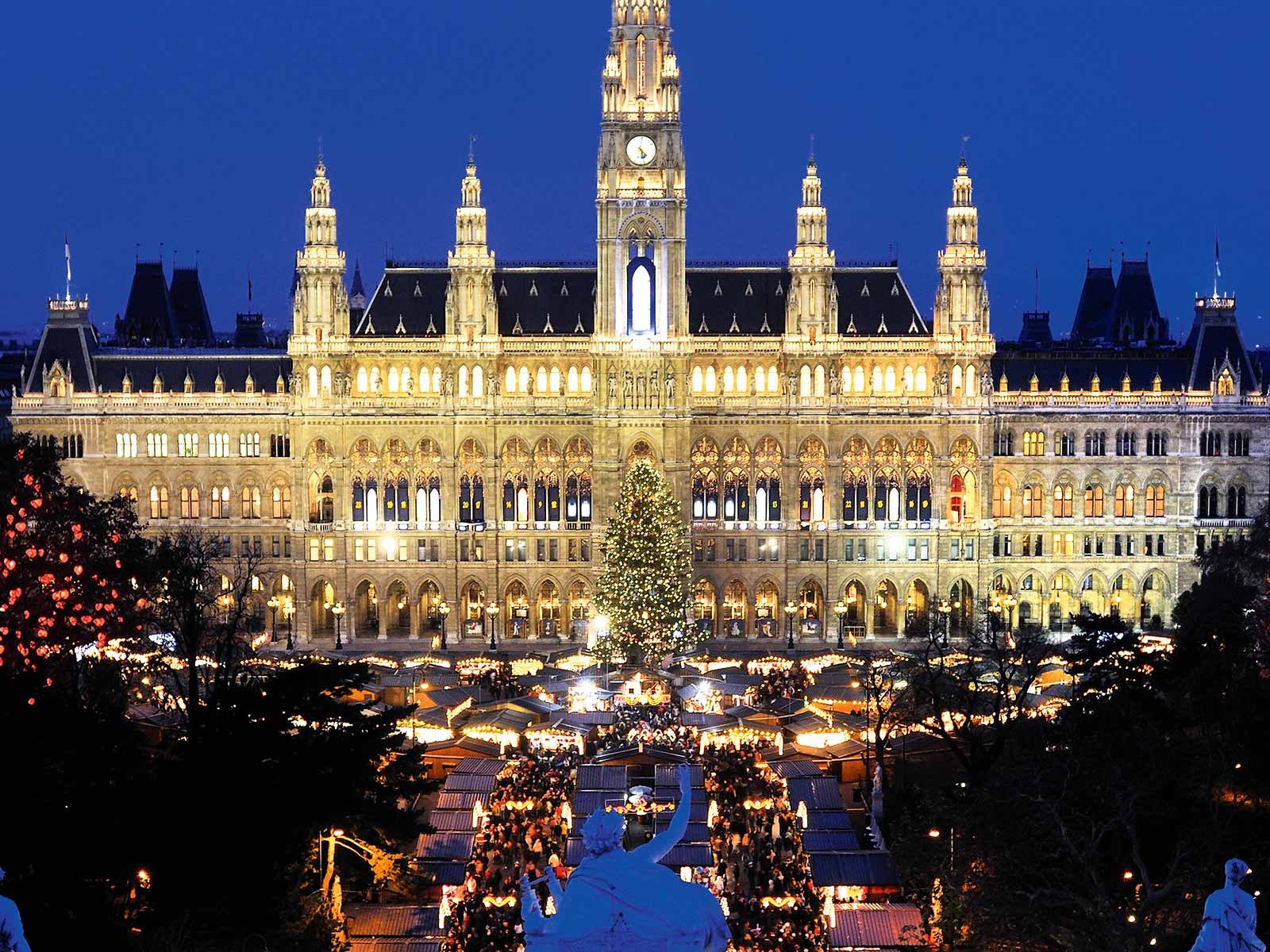 Der größte Weihnachtsmarkt Wiens befindet sich am Rathausplatz. 