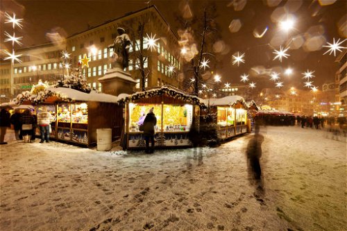 Weihnachtsmarkt St.GallenIn der St. Galler Altstadt leuchten zur Adventszeit 700 Sterne über dem Weihnachtsmarkt. Kulinarisch gibt es Köstlichkeiten wie Kalbsbratwürste, Glühwein, Feuerzangenbowle und andere Leckereien.