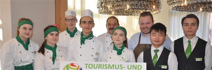 Eine Gruppe Tourismusschüler kochte mit Richard Rauch in seiner&nbsp;neuen Jahreszeiten-Kochschule in Trautmannsdorf.