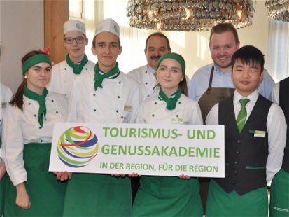 Eine Gruppe Tourismusschüler kochte mit Richard Rauch in seiner&nbsp;neuen Jahreszeiten-Kochschule in Trautmannsdorf.
