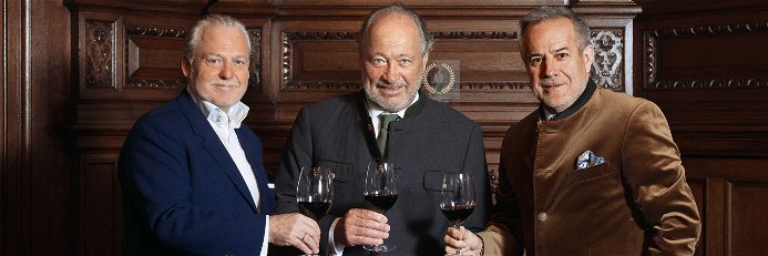 Herrenrunde. Falstaff-Herausgeber Wolfgang Rosam (l.) holte für Hanno Soravia (Mi.) und Siegfried Wolf edle Tropfen aus seinem Weinkeller. 