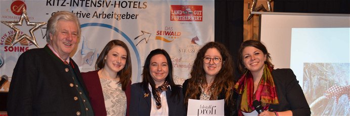 Das Moderatorenteam Wolfgang Hagsteiner (links) und Christina Steindl (rechts) gratulierten Valentina Raebiger (Sunny-Hotel), Erika Bakos (Furtherwirt) und Simone Krimbacher (Cordial Reith) zu den gewonnen Preisen.