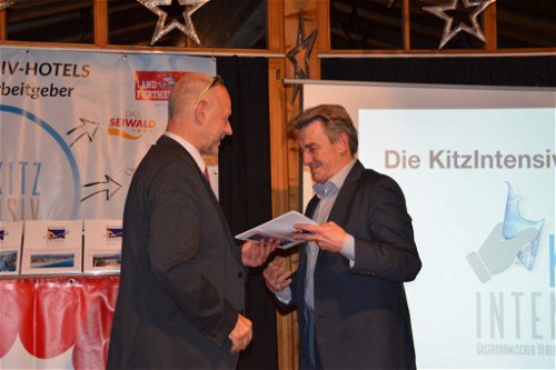 AK-Kammerrat Siegfried Dellemann gratuliert Wolfgang Sprung (Küchenchef Kitzspitz) zur gewonnenen Reise.