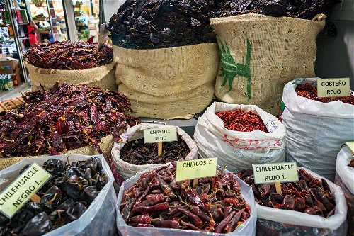 Getrocknete Chilis werden auf den Märkten in den unzähligen Variationen verkauft.
