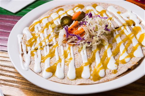 Ein typisches mexikanisches Gericht aus zwei großen Tortillas, die mit Käse und Fleisch gefüllt werden. Zur »Gringa« werden verschiedene Salsas gereicht.