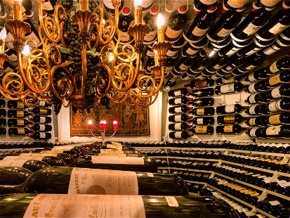 Er enthält eine der imposantesten Kollektionen an Topweinen: Der Weinkeller der «Hospiz Alm».