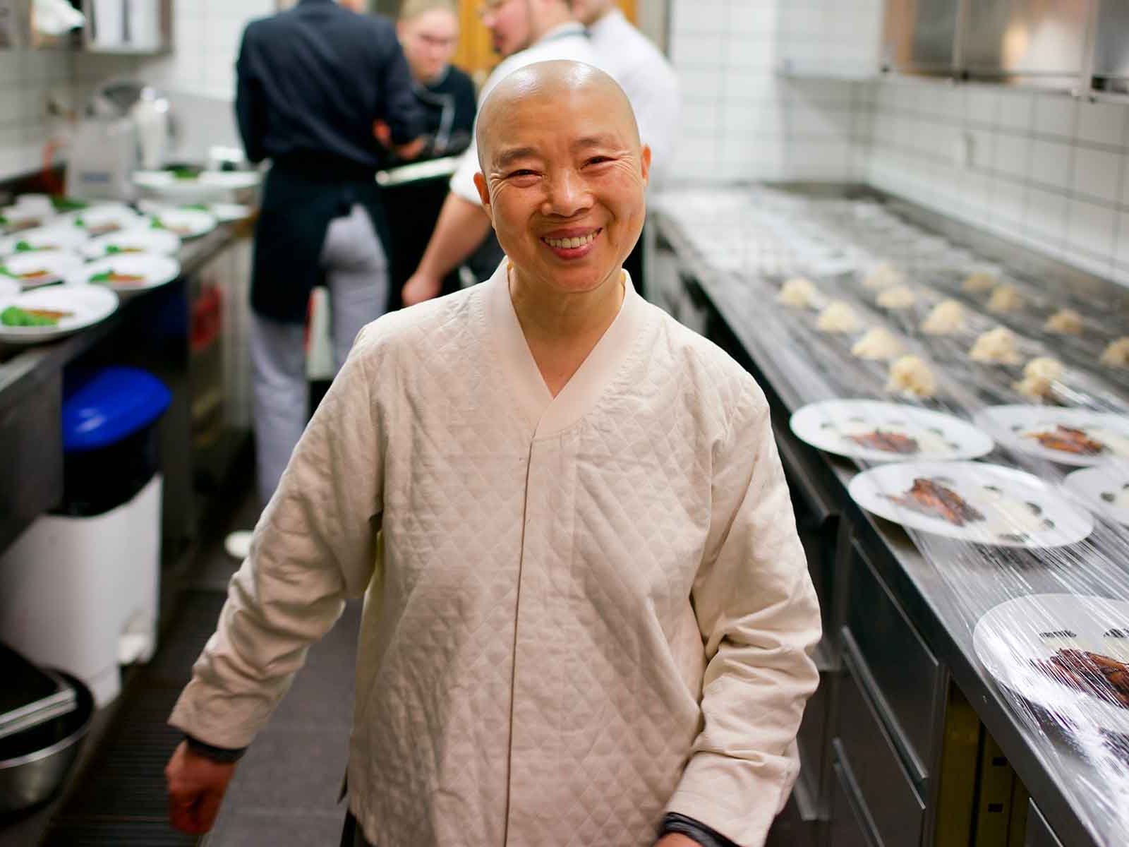 Jeong Kwan in der Küche des Basler «Teufelhofs»