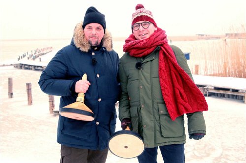 Tim Mälzer und Max Stiegl beim Eisstockschießen.