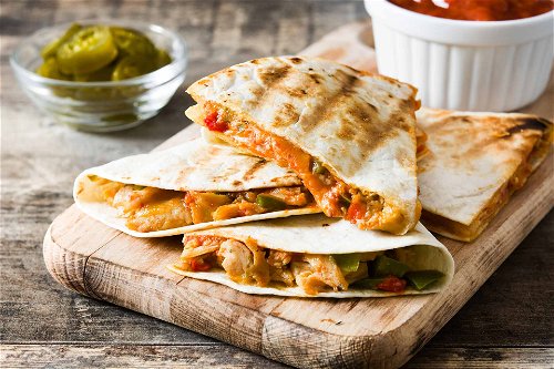 Ähnlich, aber doch nicht ganz dasselbe: »Quesadillas« werden mit den verschiedensten Fleischarten, Gemüse und Käse serviert. Sie werden vor allem im Norden Mexikos gegessen.