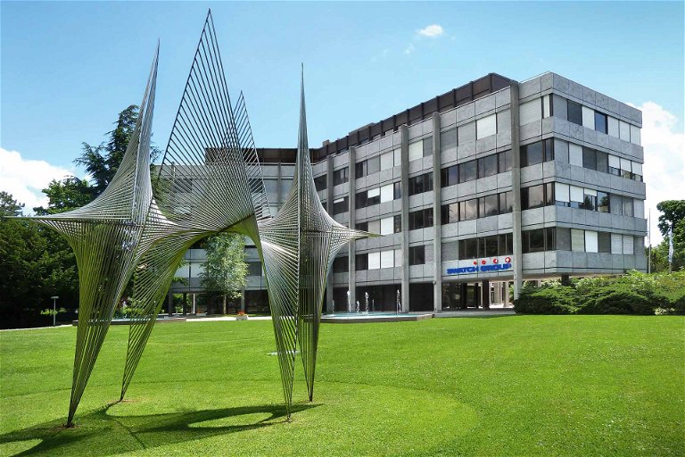 Bescheidener Bau, wuchtige Erfolge: Der Sitz der Swatch Group, 1983 von Nicolas G. Hayek (u.) gegründet, befindet sich in Biel, Schweiz.