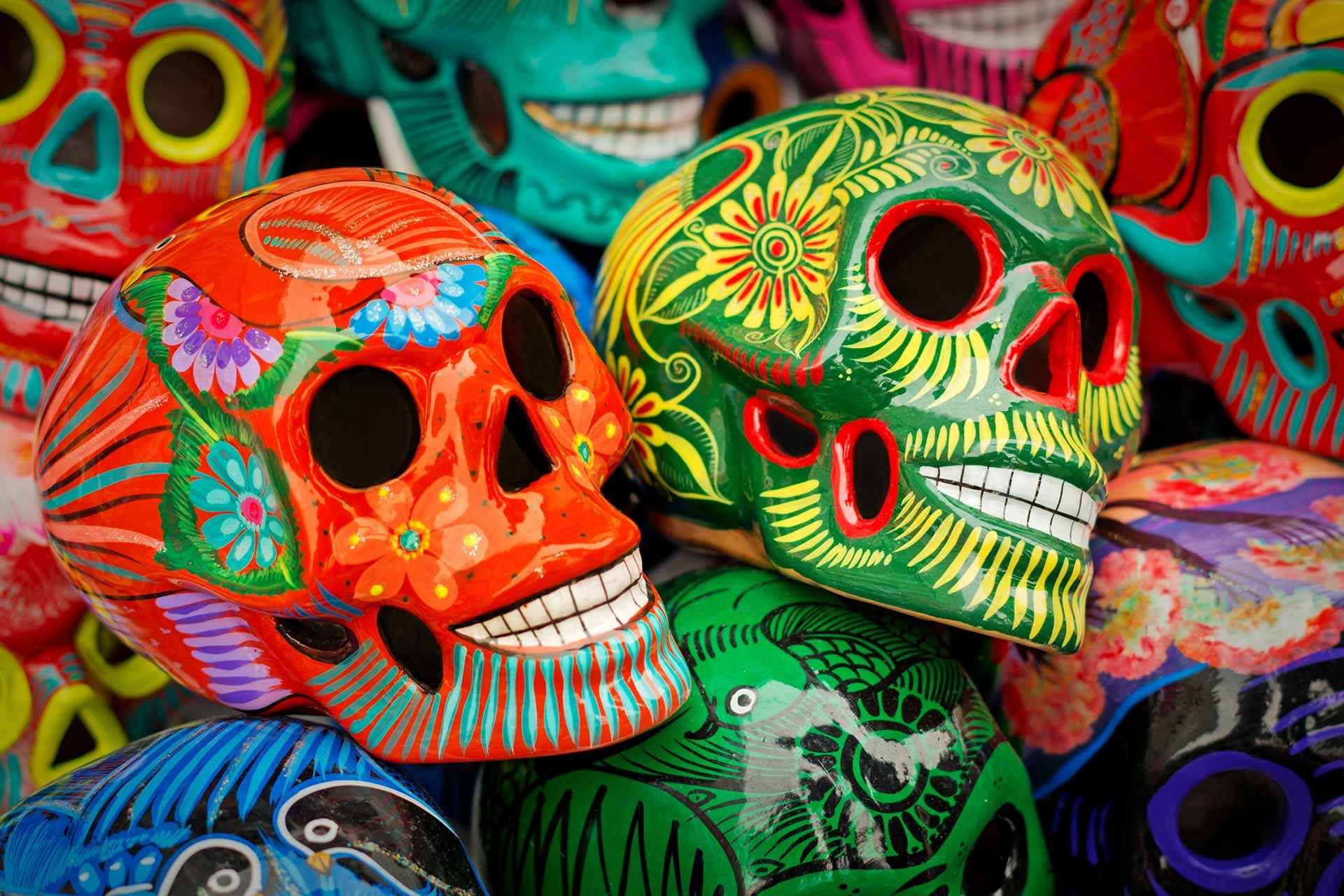 Die bunt-bemahlten Totenköpfe – ein Symbol des »Dia de los muertos« – findet man heutzutage bereits zu jeder Jahreszeit ausgestellt. 