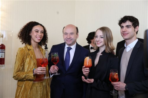 Staatsoperndirektor Dominique Meyer probiert die Cocktails mit den Solotänzern der Staatsoper Nikisha Fogo (links), Natascha Mair (rechts) und Davide Dato.