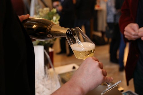 Champagner wird im Falstaff Salon am Opernball ausgeschenkt. 