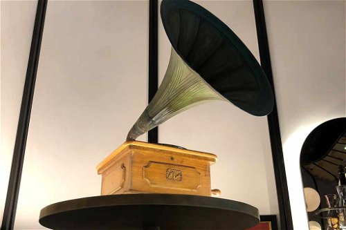 Das Grammophon stammt aus dem Sacher-Fundus und ist noch einsatzbereit.
