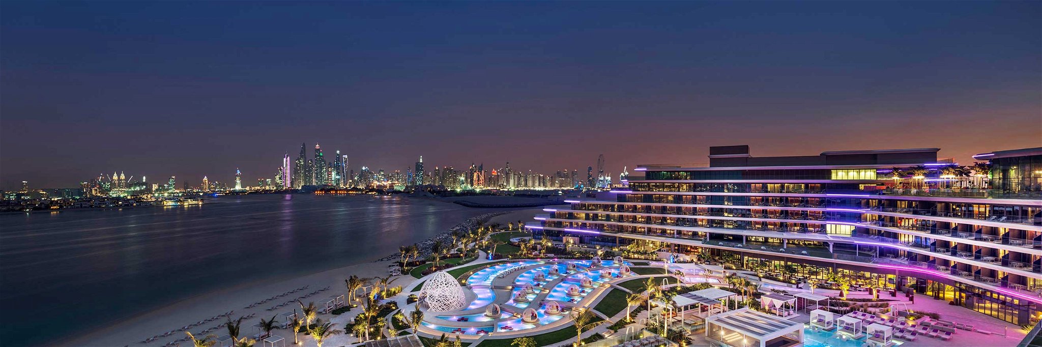 Das »W Dubai – The Palm« bietet Blick auf die beeindruckende Skyline der Luxusmetropole.
