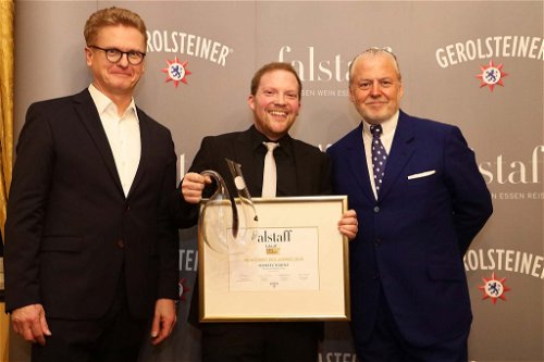 Newcomer des Jahres 2019: Moritz Haidle, Weingut Karl Haidle aus Stetten im Remstal (Württemberg) neben Laudator Wilhelm Weil (links) und Wolfgang Rosam.