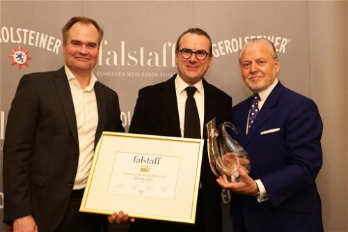 Sommelier des Jahres 2019: Bernd Kreis aus Stuttgart (Mitte) mit Laudator Markus Macziosek (links) und Falstaff Herausgeber Wolfgang Rosam.