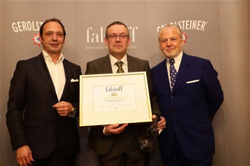Winzer des Jahres 2019: Mathieu Kauffmann, Weingut Reichsrat von Buhl, Deidesheim (Pfalz) mit Laudator Markus Molitor (links) und Falstaff Herausgeber Wolfgang Rosam (rechts).