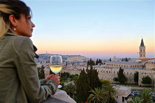 Der Ausblick von der Terrasse des »Rooftop Cheese &amp; Wine« gehört zu den besten von ganz Jerusalem. Käse und Wein gibt es sowohl aus dem In- wie auch aus dem Ausland.