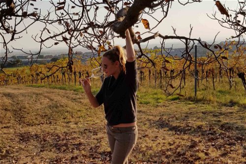Jasmin BucherDie Sommelière ist seit vier Jahren im «Caduff's Wineloft» tätig, wo sie mithilfe von Beat Caduff und der Vielfalt seines Weinkellers viel über die Welt des Weines und des Degustierens lernte. Nebenbei absolvierte sie die Weiterbildung WSET Level 2 und 3.