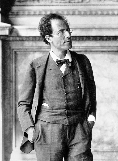 Gustav Mahler fungierte von 1897 bis 1907 als Direktor der Staatsoper. Unter seiner Führung wurde erstmals während der Aufführungen der Zuschauerraum verdunkelt.&nbsp; Noch heute gilt er als der bedeutendste Direktor des Hauses. 