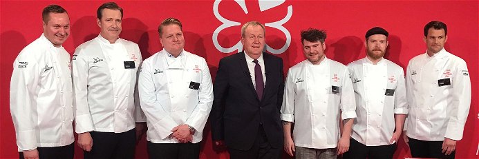 Pascal Couasnon, CEO Michelin Food&amp;Travel, mit den Köchen der neuen Zwei-Sterne-Restaurants.
