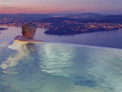 Der Infinity Edge Pool des Alpine Spa im Resort