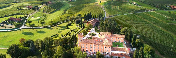 Eingebettet in saftig grüner Landschaft liegt das herrschaftliche Hotel »Castello di Spessa«. 