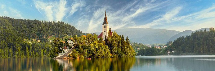 Die Insel im Bleder See war einst Ort der Liebesgöttin Živa. Heute ist die Kirche ein bekanntes Wahrzeichen.