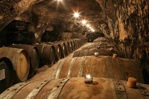 Die Domaine Huet steht für stoffige&nbsp; und langlebige Chenin Blancs, darunter grosse Süssweine. In das weiche Tuffgestein werden seit Jahrhunderten Weinkeller gegraben, die ein optimales Umfeld für die Reifung der Weine bieten.