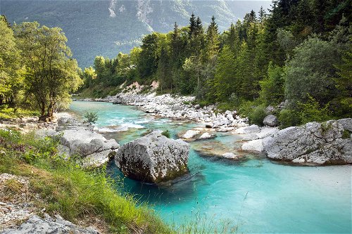 Die smaragdgrüne Soča ist der schönste Fluss Sloweniens und ent­springt im Herzen des Triglav Nationalparks.
