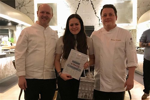 Siegerin Fanni Kelemen mit den Küchenchefs der »The Bank Brasserie &amp; Bar«.
